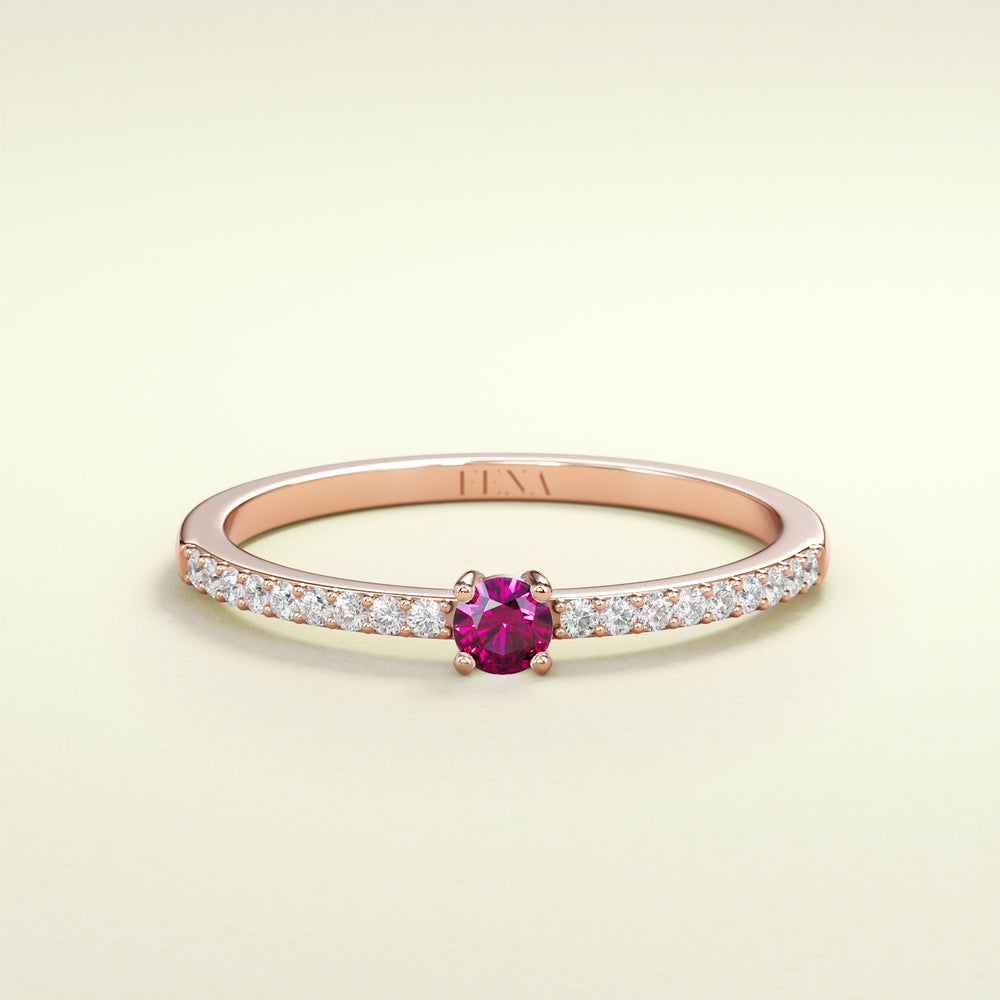 Birthstone Ring Jänner in Roségold mit rotem Granat und Diamanten. Von FENA daily Jewellery.