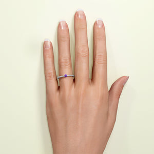 Birthstone Ring Februar in Weißgold mit Amethyst und Diamanten., getragen am Finger. Von FENA daily Jewellery.