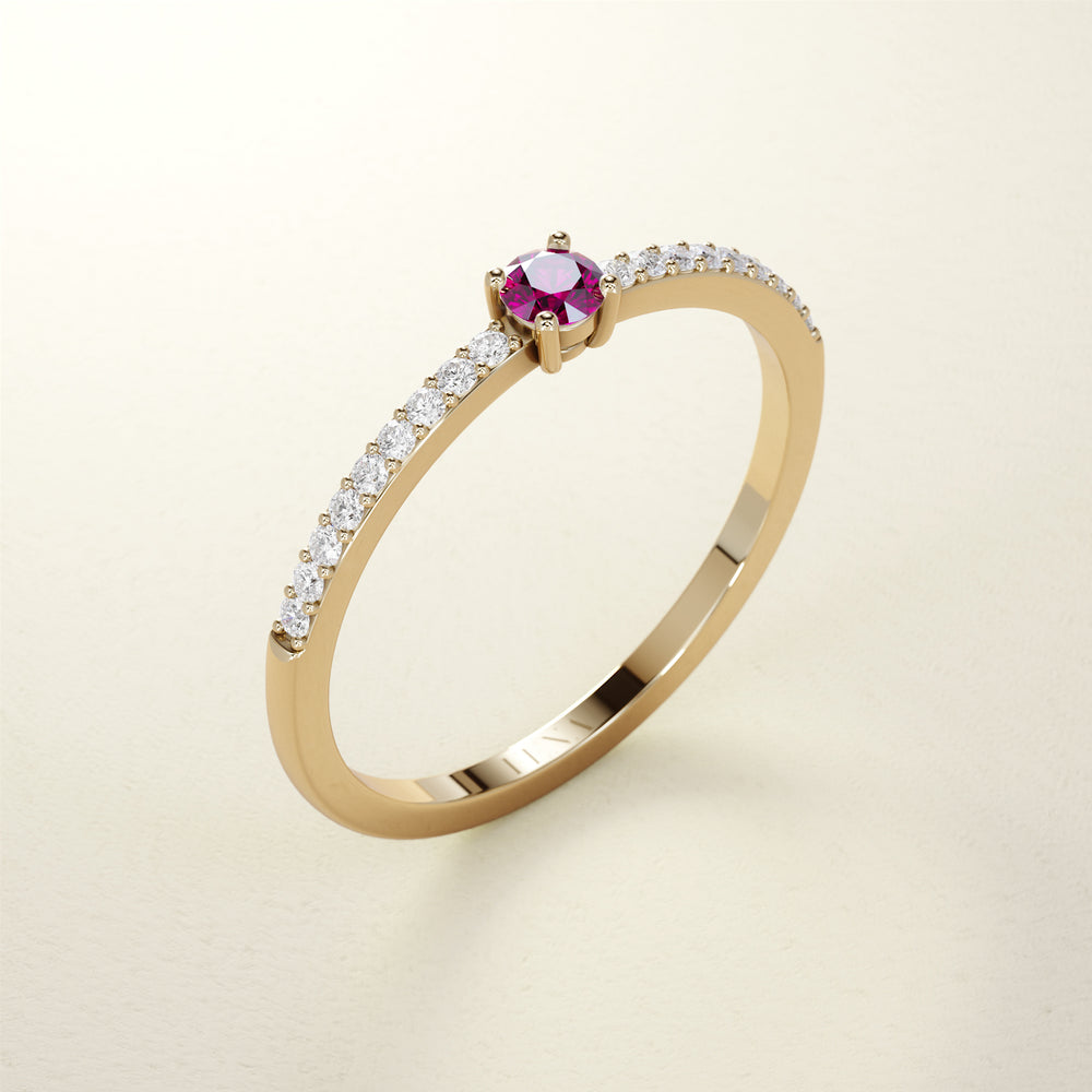 Birthstone Ring Jänner in Gelbgold mit rotem Granat und Diamanten. Von FENA daily Jewellery.