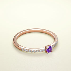 Birthstone Ring Februar in Roségold mit Amethyst und Diamanten. Von FENA daily Jewellery.