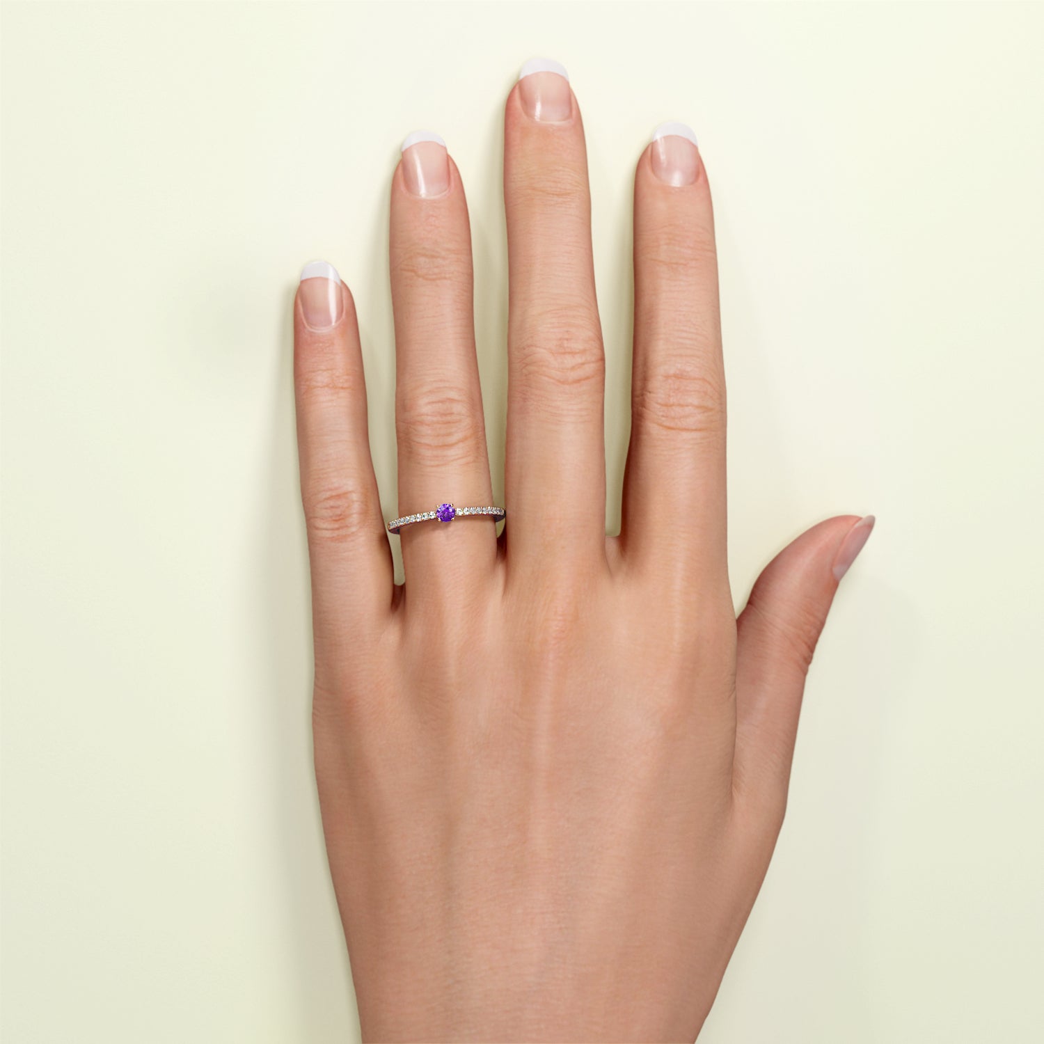 Birthstone Ring Februar in Roségold mit Amethyst und Diamanten, getragen am Finger.  Von FENA daily Jewellery.