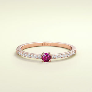 Birthstone Ring Jänner in Roségold mit rotem Granat und Diamanten. Von FENA daily Jewellery.