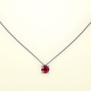 Birthstone Halskette Jänner in Weißgold mit rotem Granat. Von FENA daily Jewellery.