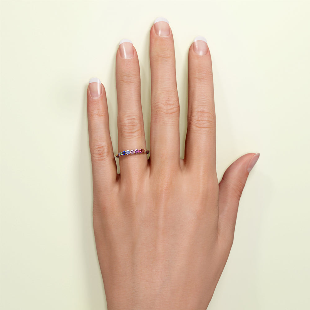 Memoire Ring aus Roségold mit Regenbogen Saphiren  im Verlauf, am Finger getragen. Von FENA daily Jewellery.