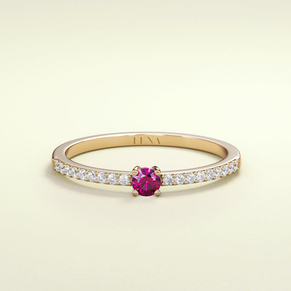 Birthstone Ring Jänner in Gelbgold mit rotem Granat und Diamanten. Von FENA daily Jewellery.